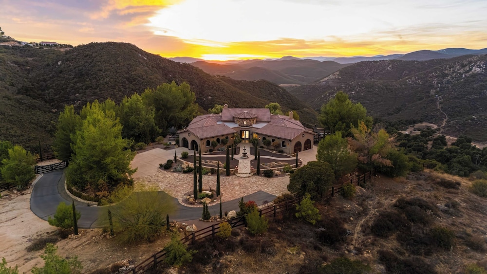 Hilltop Estate w/ Pool, Hot Tub, Fire Pit, Views Cleveland Vista by Avantstay