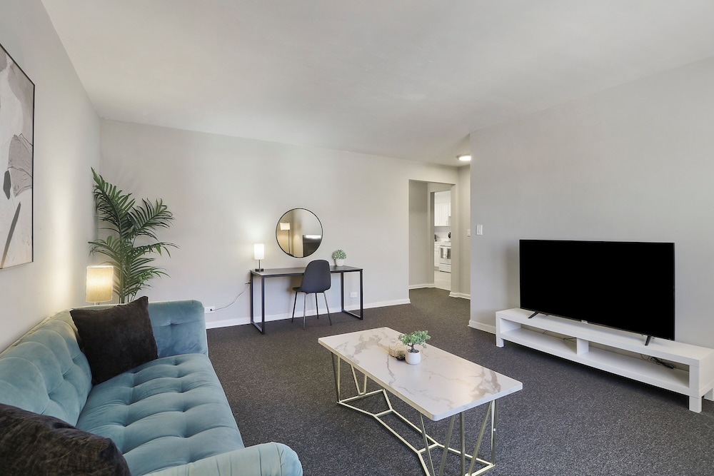 Cozy 1BR Apt Near Shops - Kimball C2