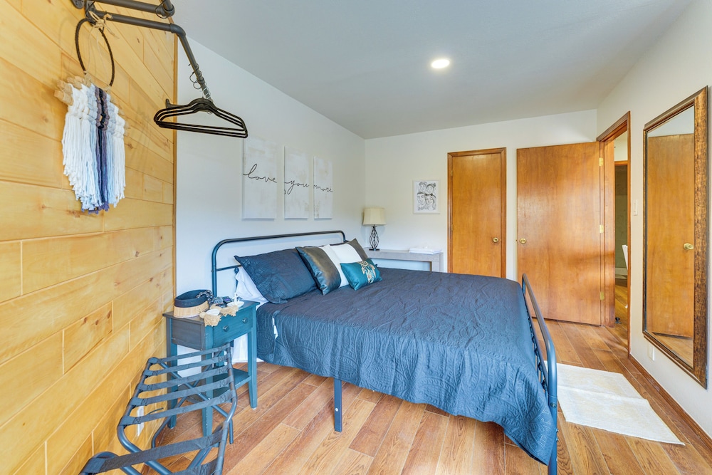Red River Home w/ Ski Slope, Mtn & River Views!