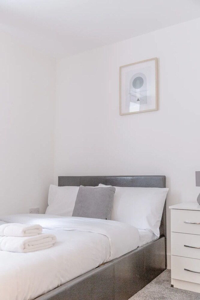 Spacious and Central 4 Bedroom Flat - West Kensington