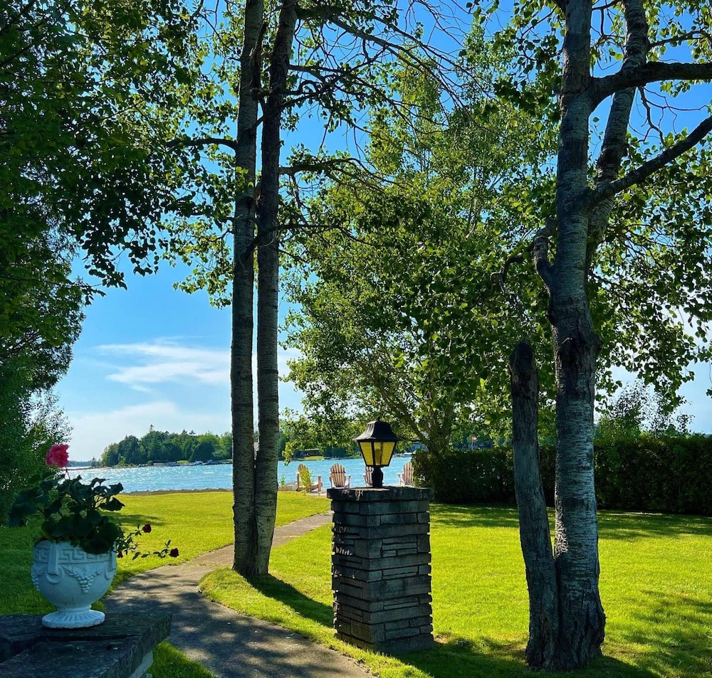 Retro Spacious Cottage - Somewhere in Time