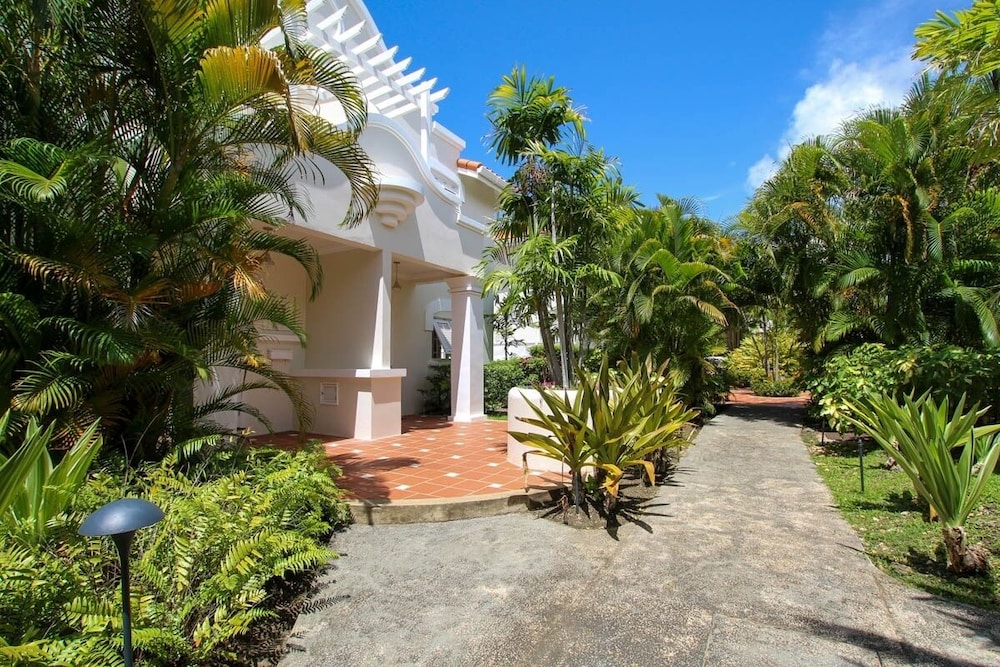 Large Townhouse with Plunge Pool, 3 mins from Beach - Turtle View 2 by BSL Rentals