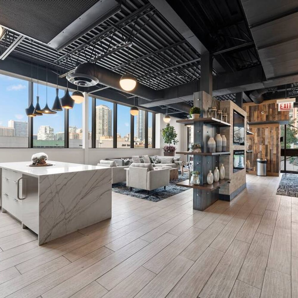Sleek 2 Bed 2 Bath Condo in Trendy Fulton Market
