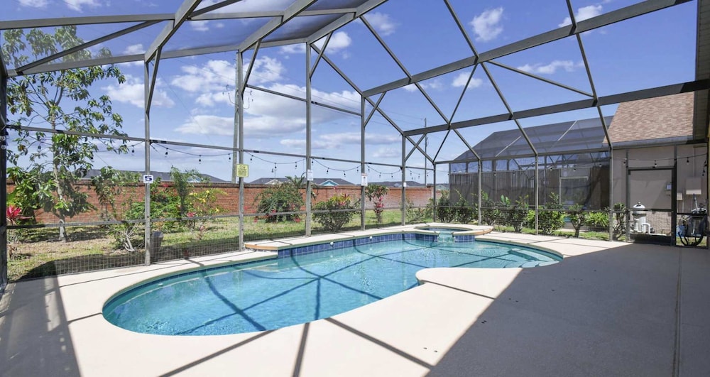 Large 6BR Family Home w Pool Hot Tub Games Room