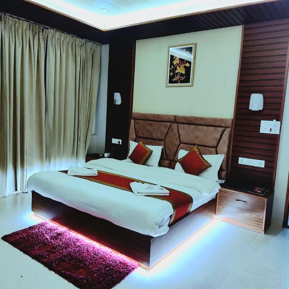 R Narayan Pleasant Inn Hotel - Guptkashi