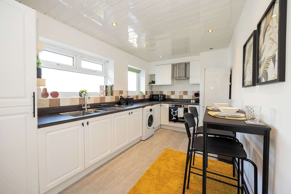Spacious Apartment Near MCR Airport