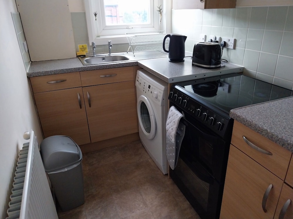 Leeds Cosy,1br Apt, Garden & Free Parking view 5