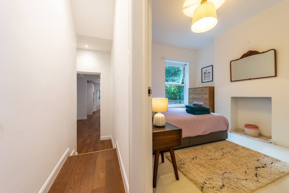 Charming 1 Bedroom Apartment in Shepherds Bush With Patio Area