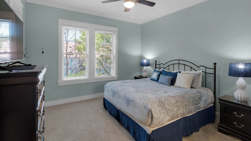 Seagrove 5 Bedroom - Deeded Beach - Elevator - Community Pool - Sleeps 12! view 3