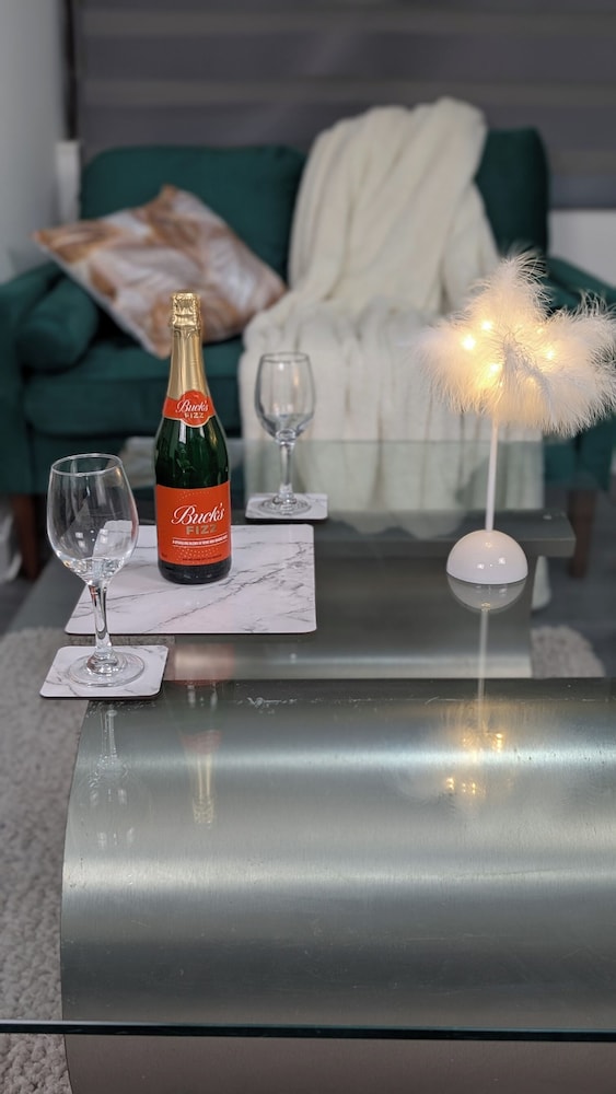 Chic Apartment in Manchester Sleeps 5