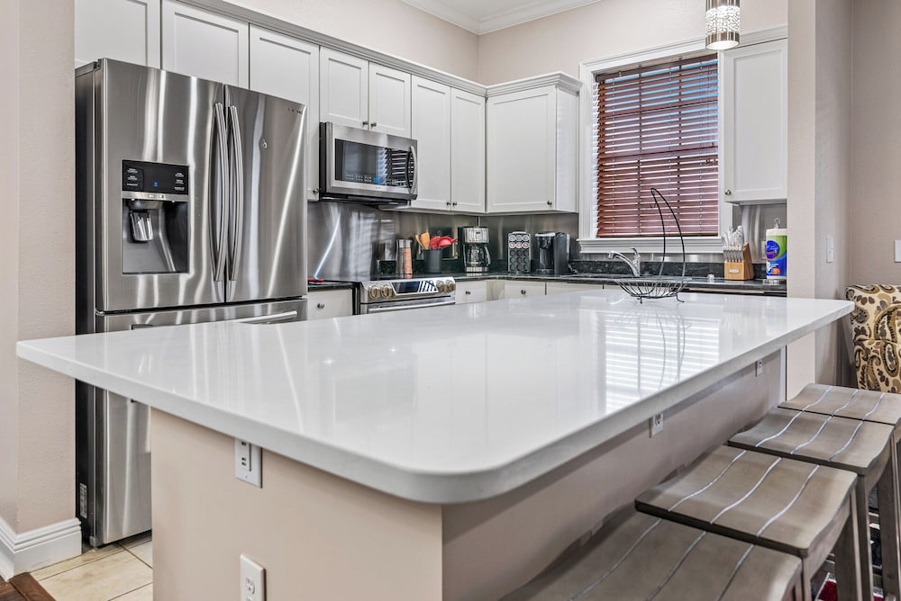 Inviting 5BR Villa in Reunion Resort
