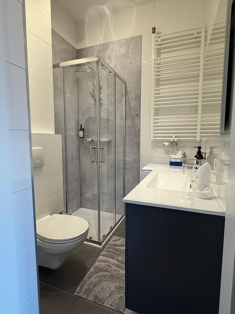 Stylish 1BR Apt Balcony AC City Center