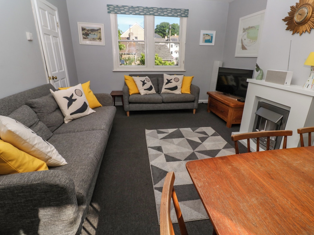 8 Rosewall Cottages
