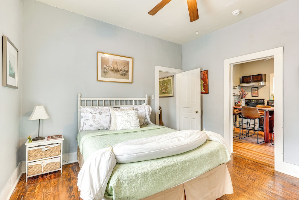1 Mi to Dtwn Wilmington: Quiet Cottage w/ Deck