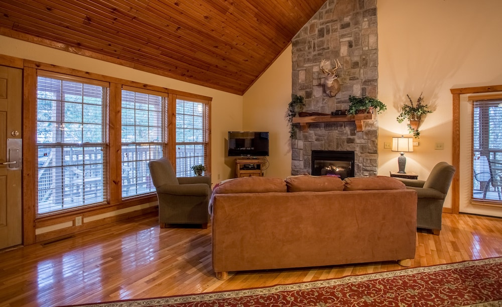 Mayberry Lodge 2 Bedroom Cabin by RedAwning