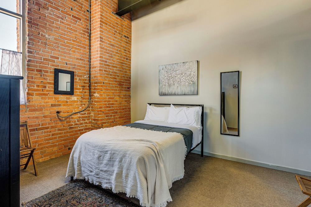 Walk to Huntington Center: 5,000-sq-ft Dtwn Apt