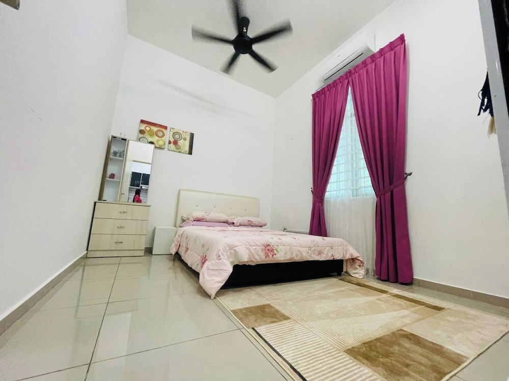 Spacious Family Homestay in Durian Tunggal With Private Pool