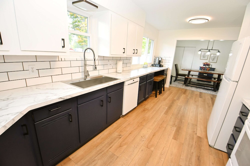 Modern 5 Bedroom Home Sleeps up to 12 15 min Walk to ND 2329
