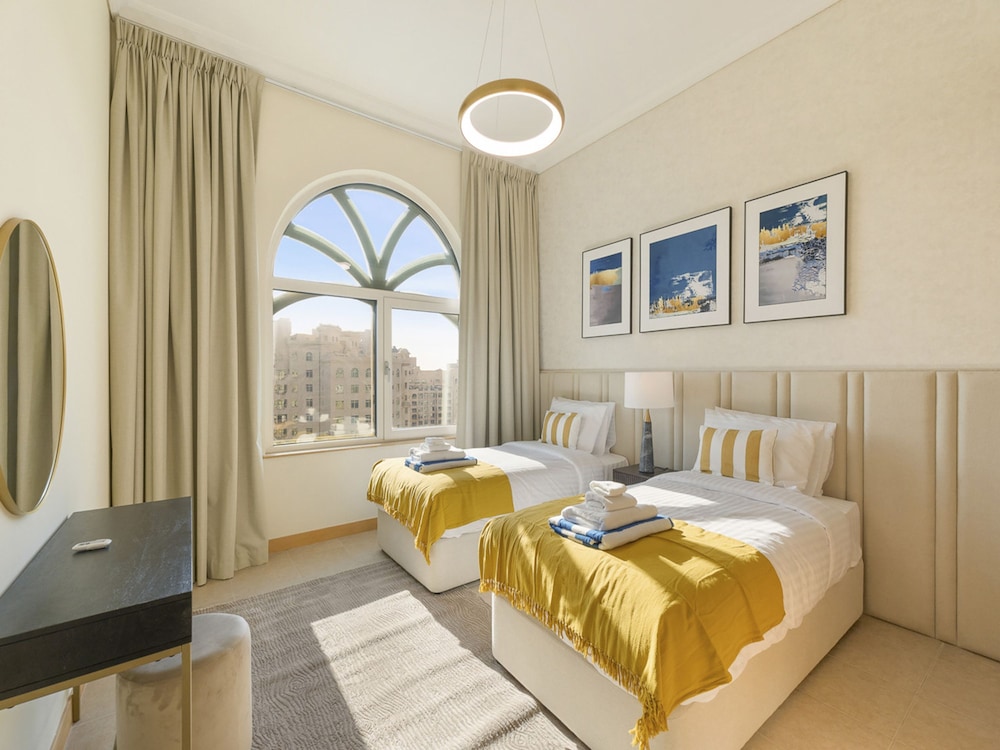 Short-stay at Al Haseer - 4 Beds Palm Holiday Apt