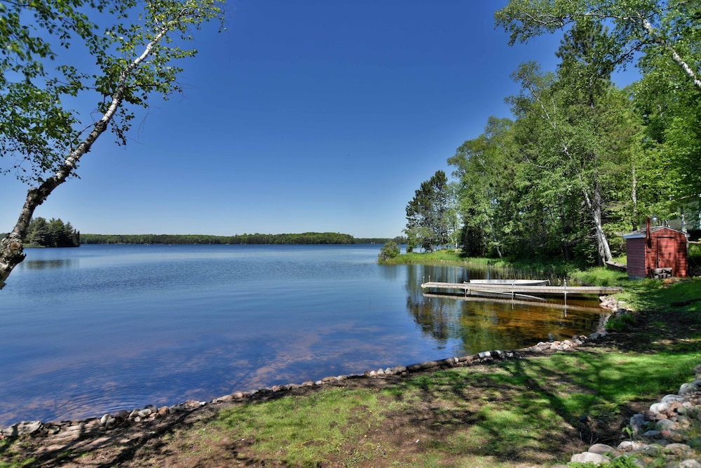 Butler's Bay Teal Lake 4 Bedroom Hotel Room by RedAwning