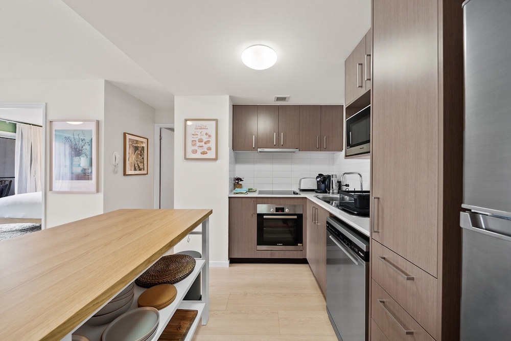 Braddon Retreat: Spacious 1-bed With Parking