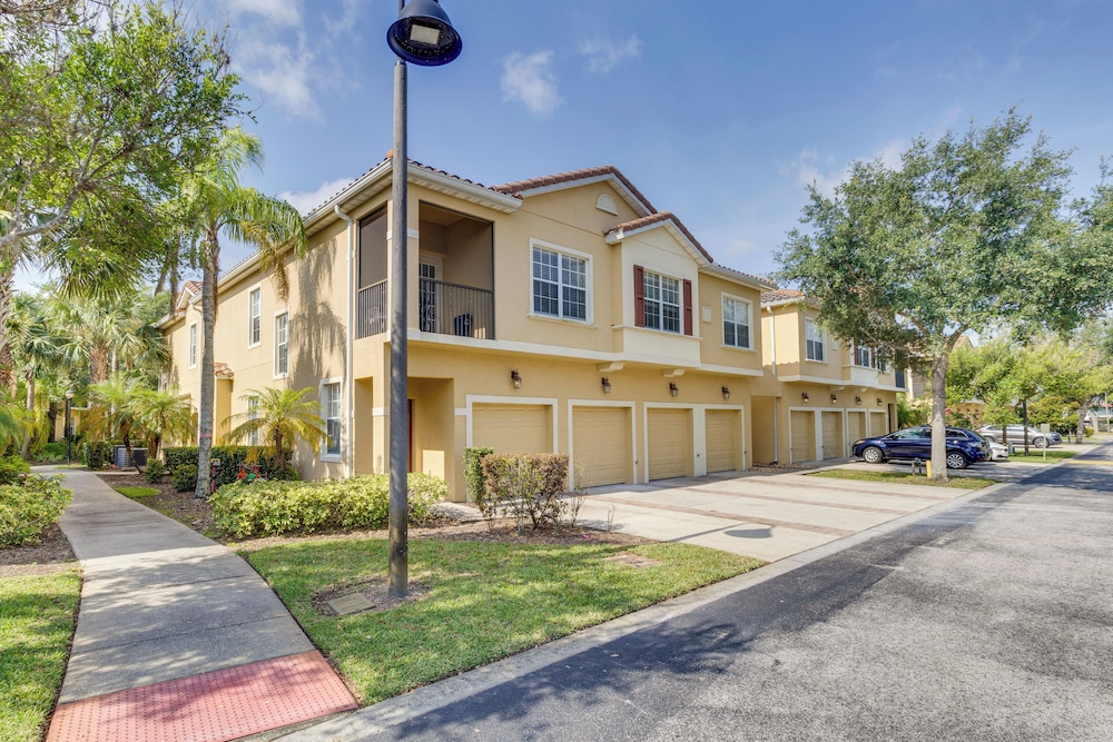 Kissimmee Retreat w/ Pool Access < 4 Mi to Disney!