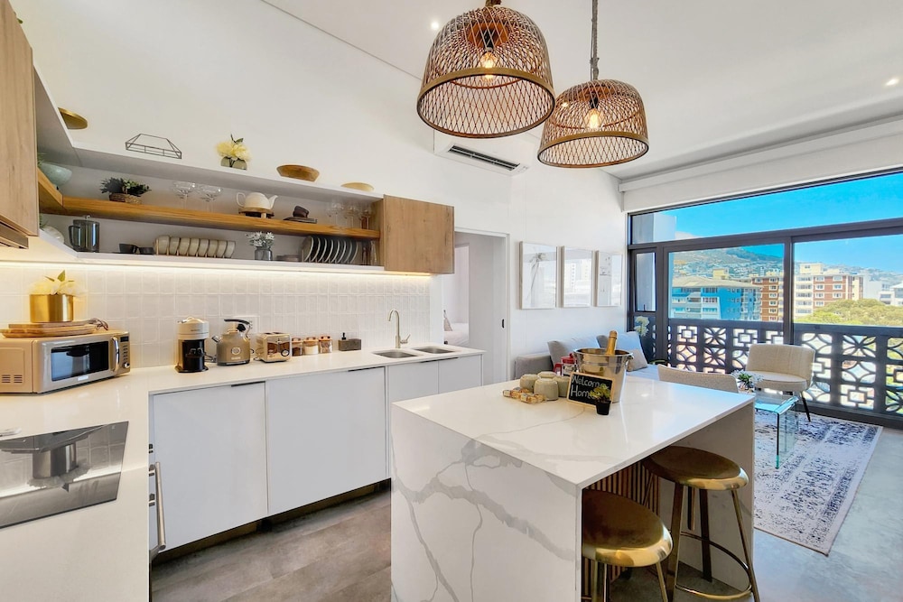 Chic Rooftop Apartment by the Sea 6onn Sea Point