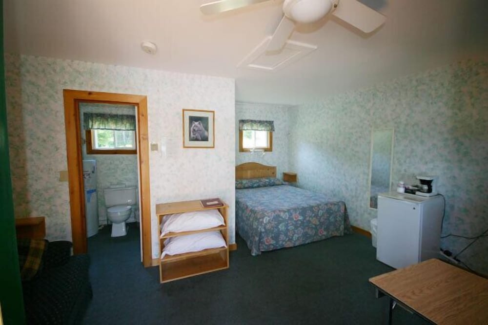 Spectacle Lake Lodge