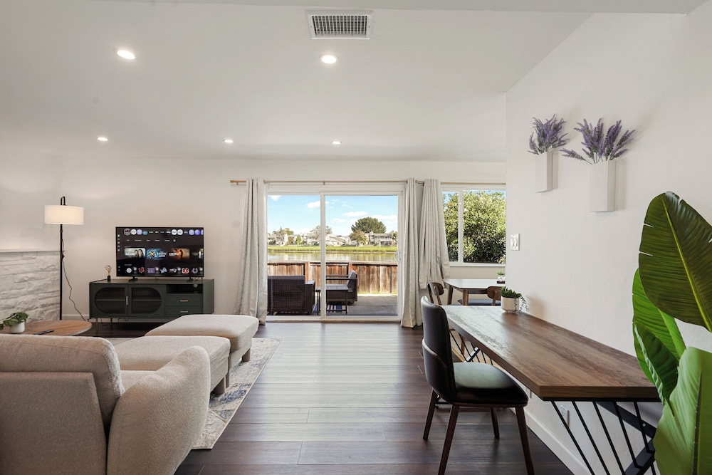Lakefront Retreat WaterViews 3BR 1.5BA