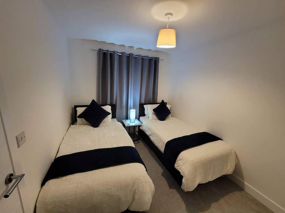 Impeccable 2-bed House in Milton Keynes view 3