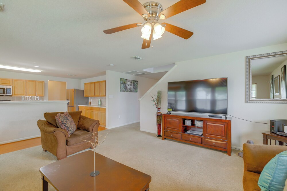 7 Mi to Downtown Baytown: Spacious Home w/ Yard