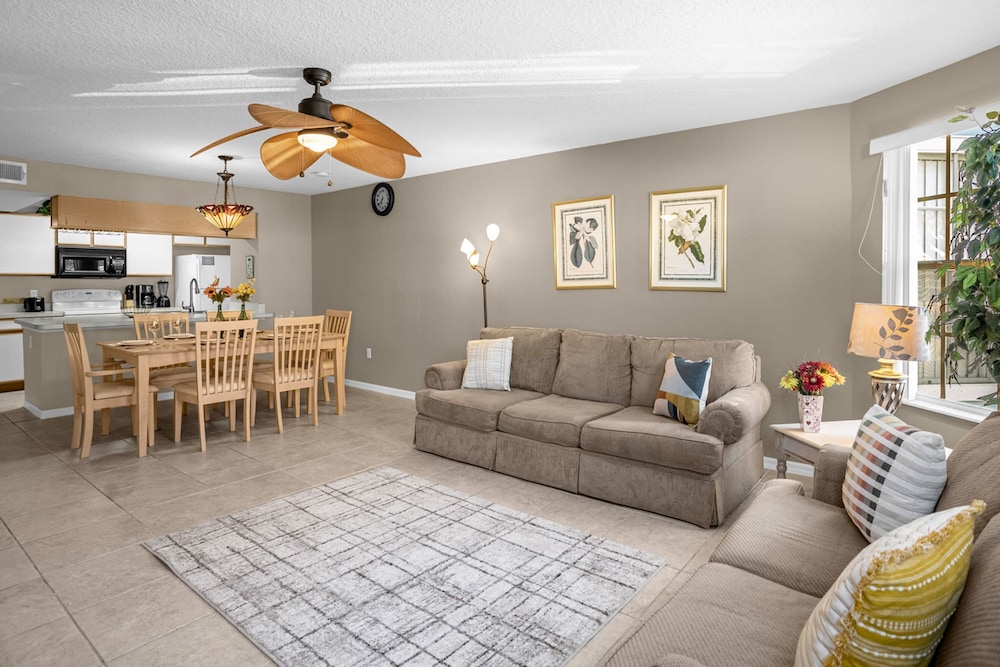 Upstay Stylish Condo w Garden Patio Near Disney