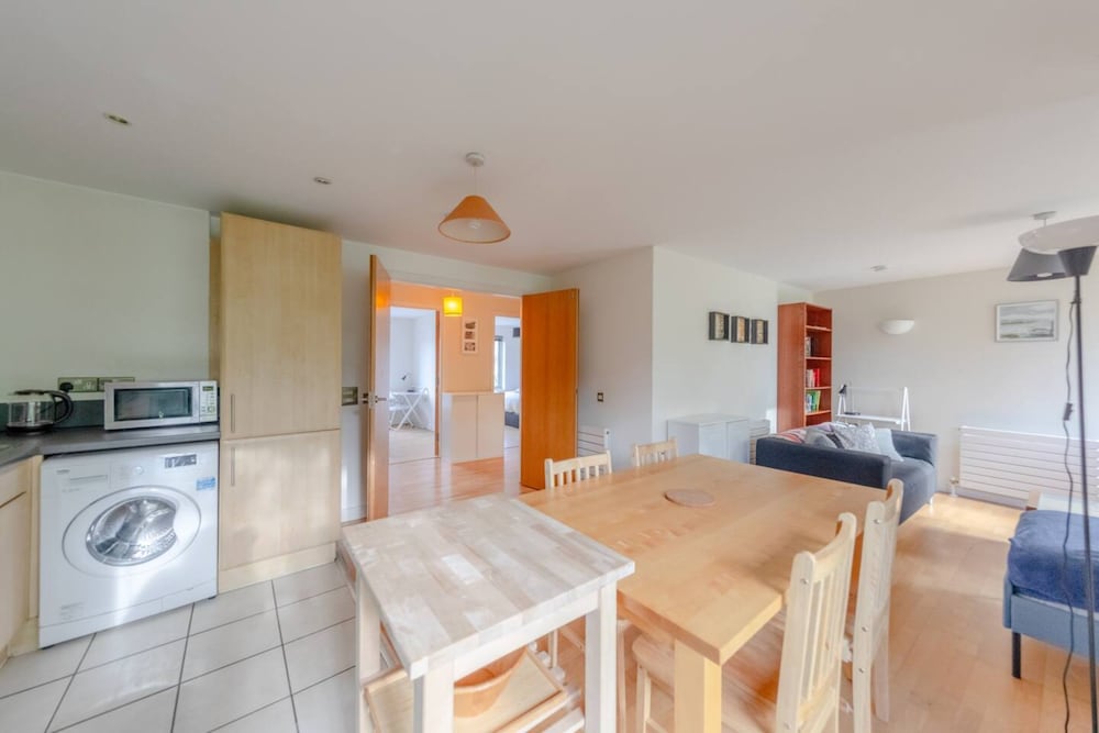 Spacious 2 Bedroom Apartment Near White City