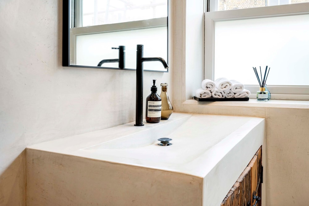 Long Term Stay- Notting Hill by Out of Office Lifestyle