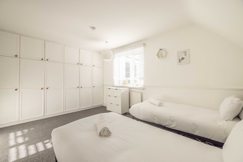Spacious 6 Bedroom House in Maidenhead/ Windsor