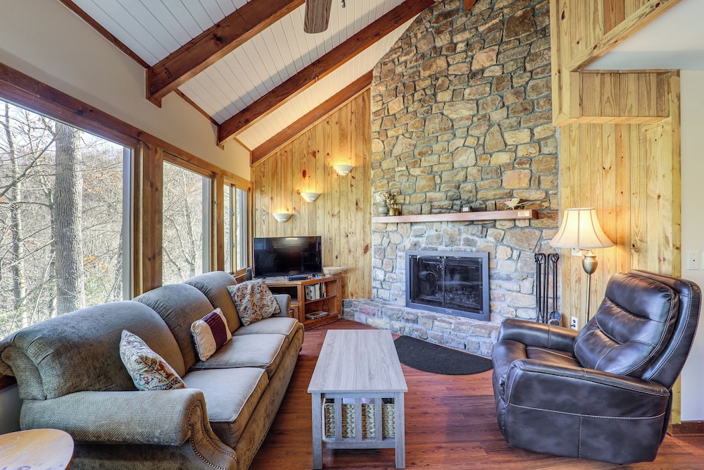 1/4 Mi to Skiing & Golf! Sugar Mountain Getaway
