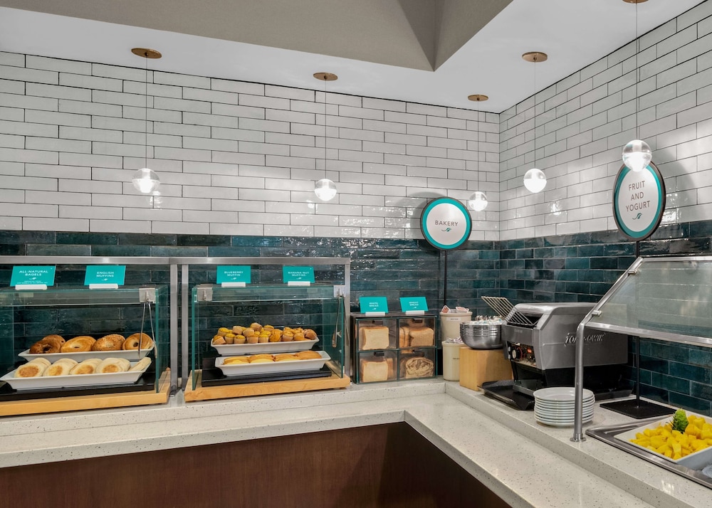 Elizabeth Vacations - Embassy Suites Newark Airport - Property Image 4
