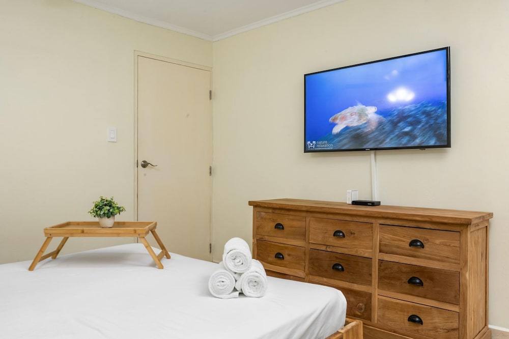 Luxurious Haven in the Heart of the Island Pool