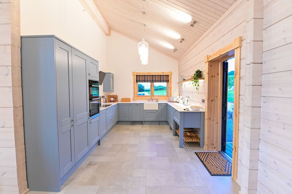 Cuddfan Lodge on a Gorgeous Private Lake view 5