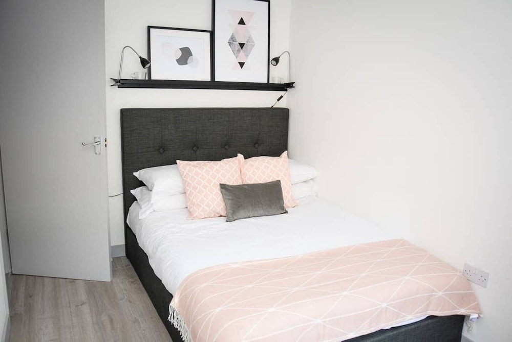 Pearl House Cardiff -  Apartment 2 view 4