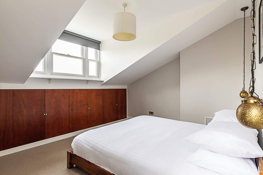 Rustic and Contemporary Haven in Brixton