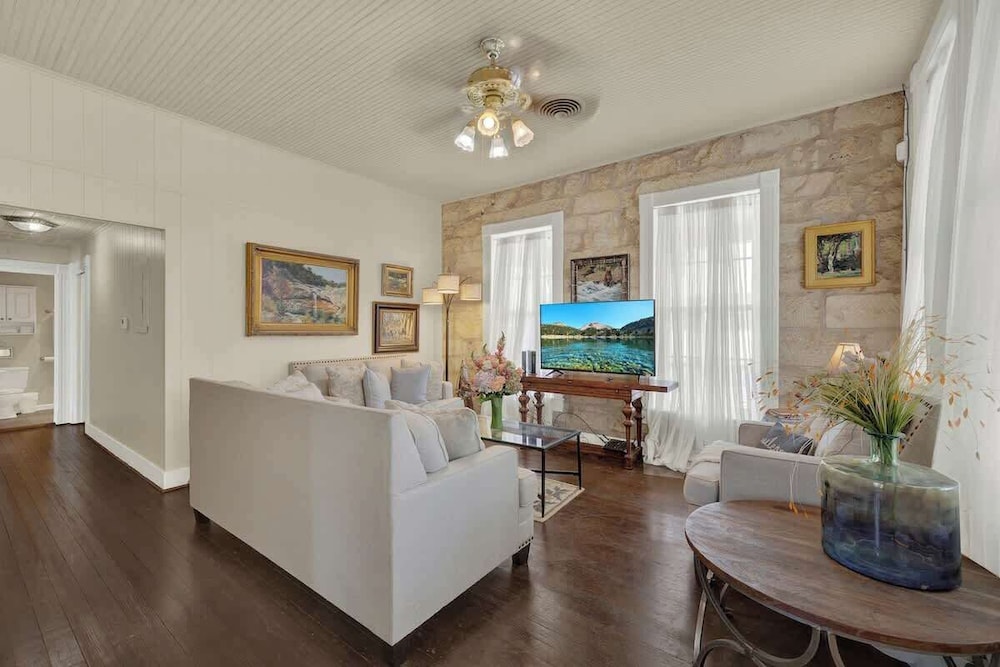 Charming Balcony Suite Overlooking Main Street-walk to Everything!
