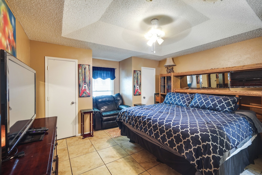 4 Blocks to At&t Stadium: Home w/ Bbq-ready Yard!