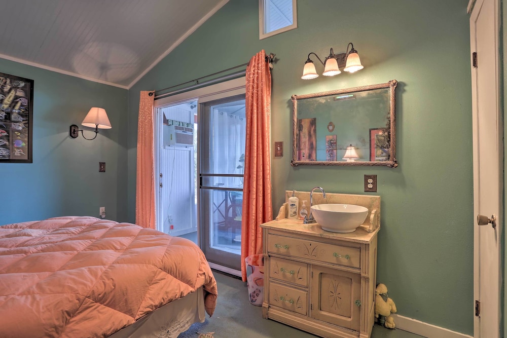 Ruston Vacations - Lakeside Pleasure Island Cabin w/ Deck  Gas Grill - Property Image 2