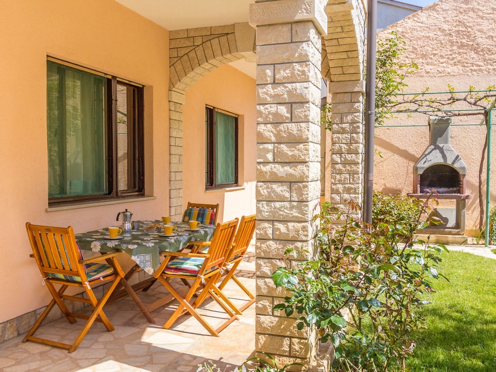 Apartment in Pula Near the Sea