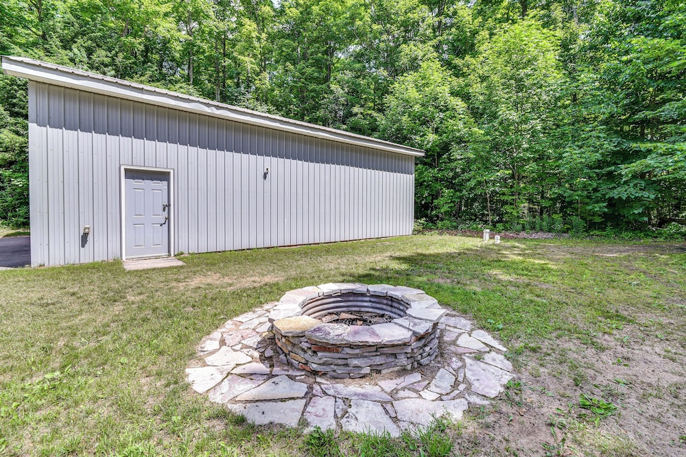 Woodsy 20-acre Retreat w/ Hot Tub in Mancelona