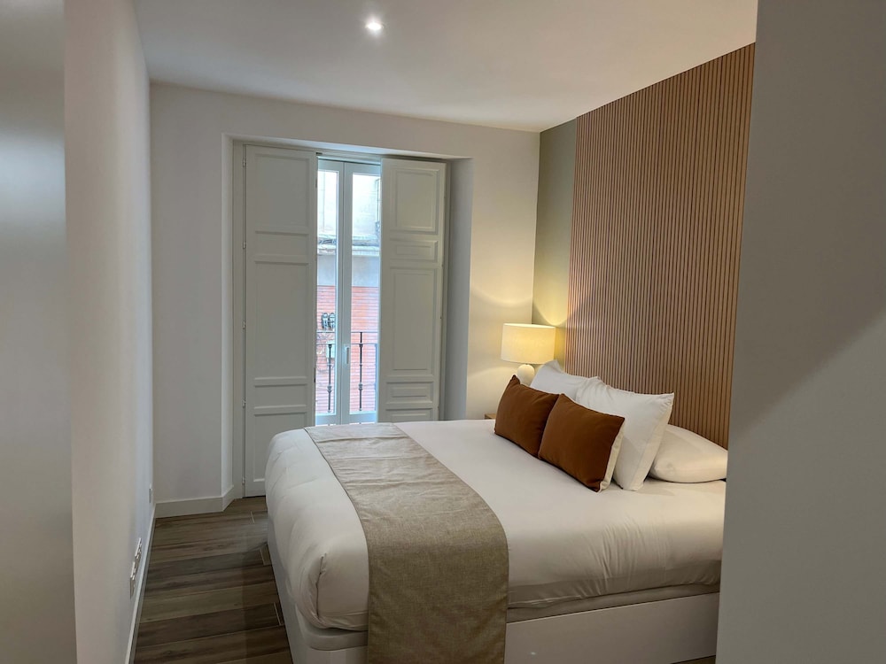 w Impressive 3BR w Sunny Terrace in Chueca