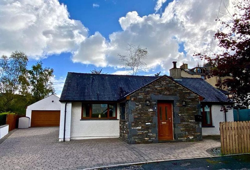 Detached Lakeland Cottage With Private hot tub
