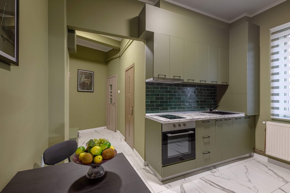 Delightful University Square 1BR, Balcony Church Views