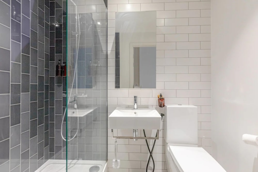 Charm & Convenience 3 Bed Near Excel London